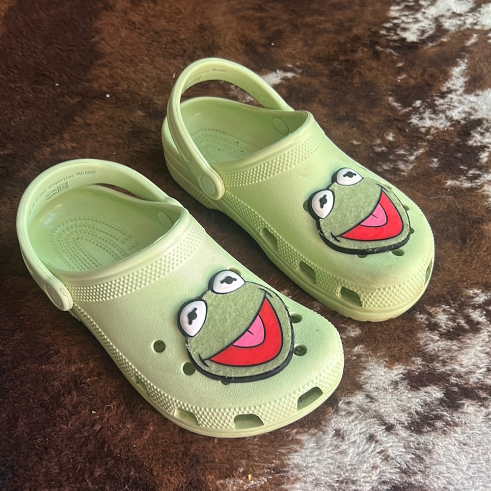Kermit crocs ! Size 7 women 5 men